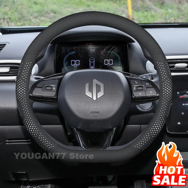 Funda para volante de cuero perforado negro para el Leapmotor T03, con agarre texturizado y patrón de puntos.