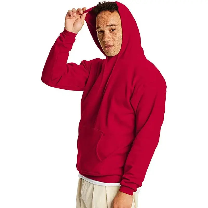 Herren-übergroßer Fleece-Pullover mit Kapuze in kräftigem Rot mit weicher Fleece-Textur und klassischer Kängurutasche.