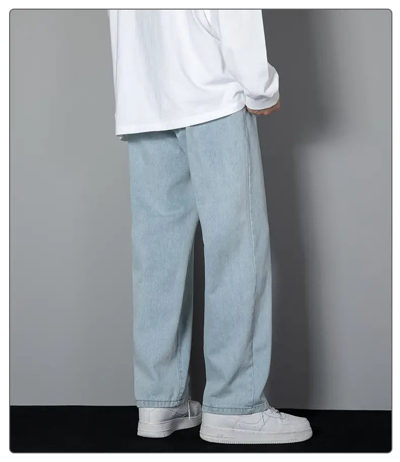 Herren-Casual-Jeans in geradem Schnitt mit weitem Bein aus hell gewaschenem Denim mit entspannter gerader Beinform.