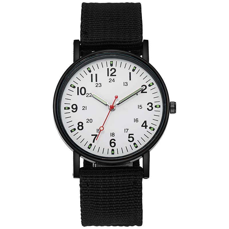 Militärisches Quarzarmbanduhr mit olivgrünem Nylonarmband mit weißem Zifferblatt, schwarzen Stunden- und Minutenzeigern, rotem Sekundenzeiger und grünen leuchtenden Markierungen.