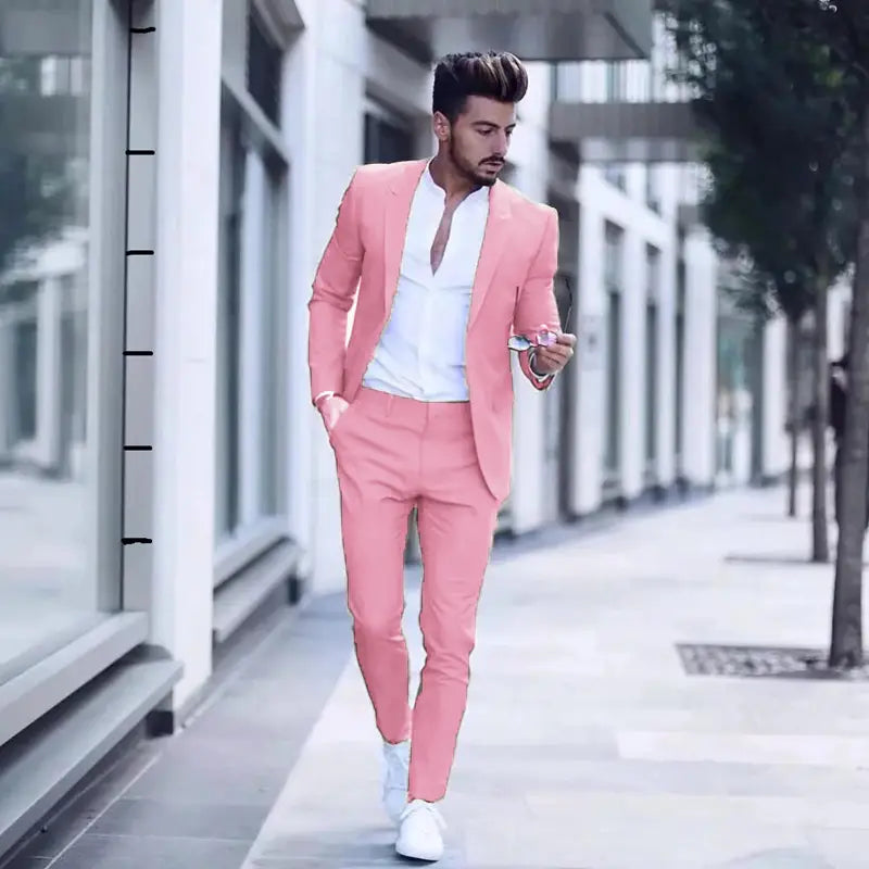 Ein stilvoller Herrenanzug im Slim-Fit mit Revers mit Schalkragen für Hochzeitstuxedos in Pink, mit einer maßgeschneiderten Passform, dazu passender Blazer und passende Hosen aus glattem Stoff sowie mit Knopfverschluss als Verschlussart, geeignet für verschiedene Körpergrößen.