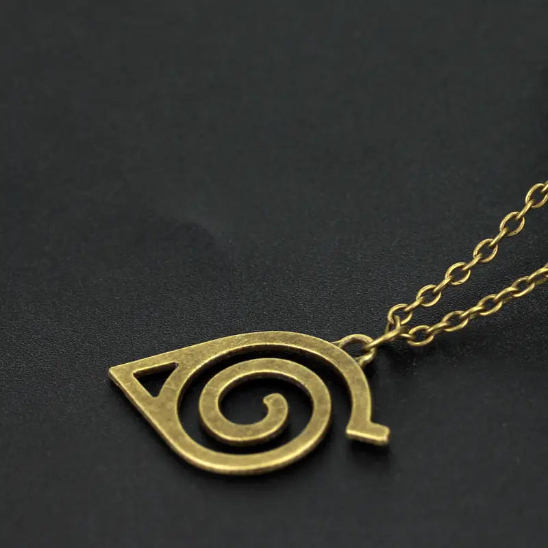 Collar de colgante de metal color oro antiguo procedente de la parte continental de China, con el icónico diseño de hoja en espiral para joyería de cosplay de nube roja de Naruto.