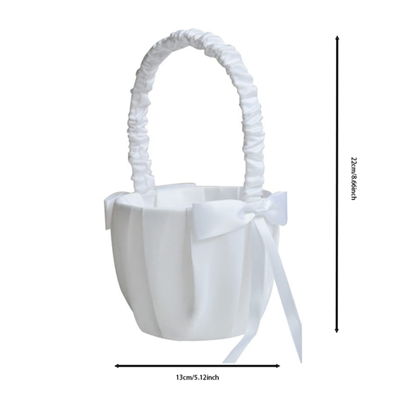 Panier de demoiselle d’honneur en satin blanc avec nœud perlé, présentant une anse à volants et un nœud décoratif.