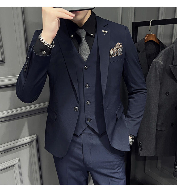 Ensemble de costume trois pièces slim fit pour homme bleu marine, avec 9 pantalons courts à la cheville, chemise noire, cravate grise et fermeture par boutons.