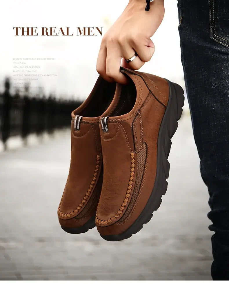 Mocassins homme décontractés en cuir à enfiler en daim marron, avec semelles en caoutchouc noir et détails cousus, conçus pour un usage quotidien.