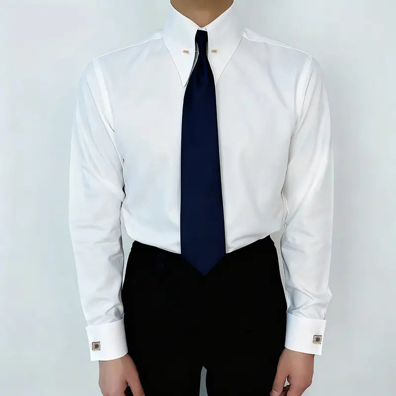 une chemise habillée classique à col français à poignets boutonnés en fibre de bambou pour homme d’un blanc éclatant, dotée d’un col classique et d’accents subtils de broche de barre de col de couleur or.