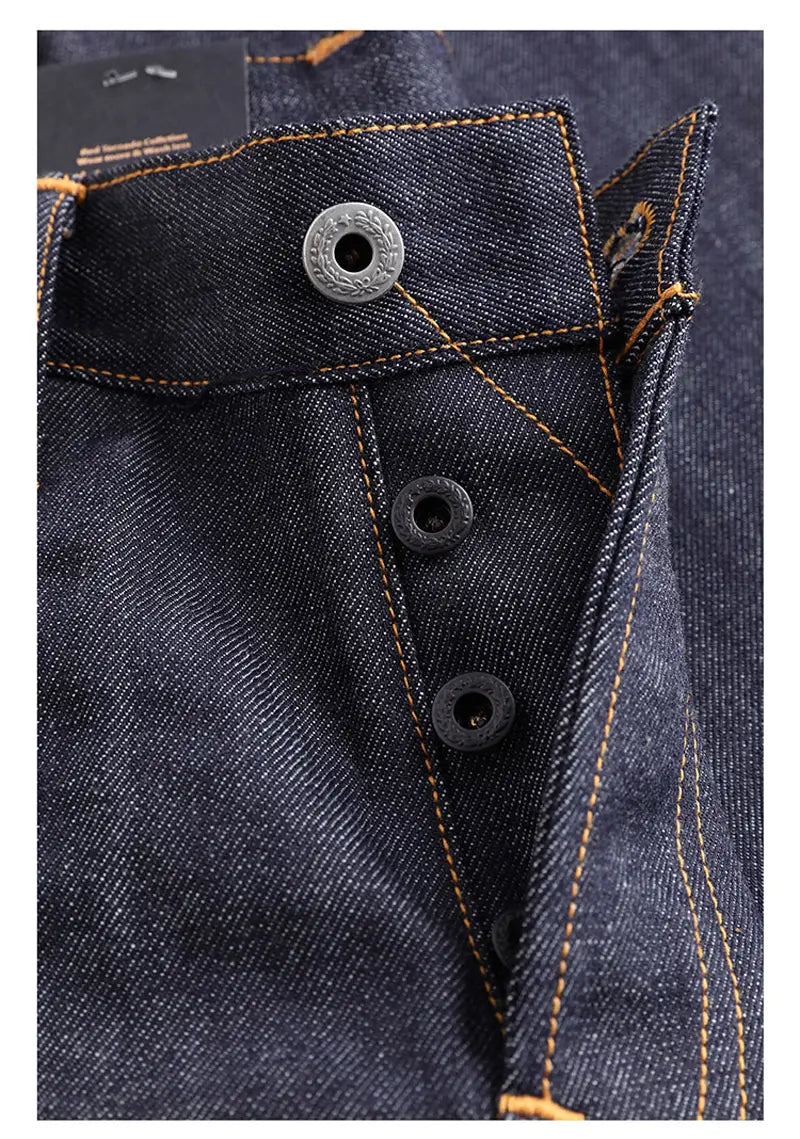 Jeans en denim indigo foncé « Red Tornado » en selvedge slim droit 16 oz, avec des surpiqûres contrastantes orange et des boutons métalliques à finition ton argent.