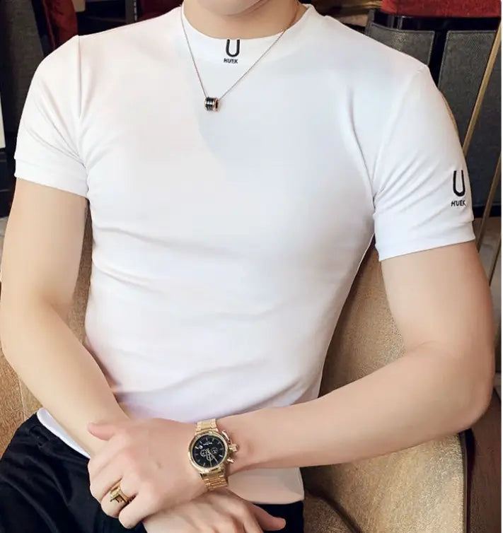 T-shirt noir à logo pour homme, coupe ajustée, en coton, décontracté, en blanc, à manches courtes, col rond, avec la marque « uhuek » noire sur la poitrine et la manche.