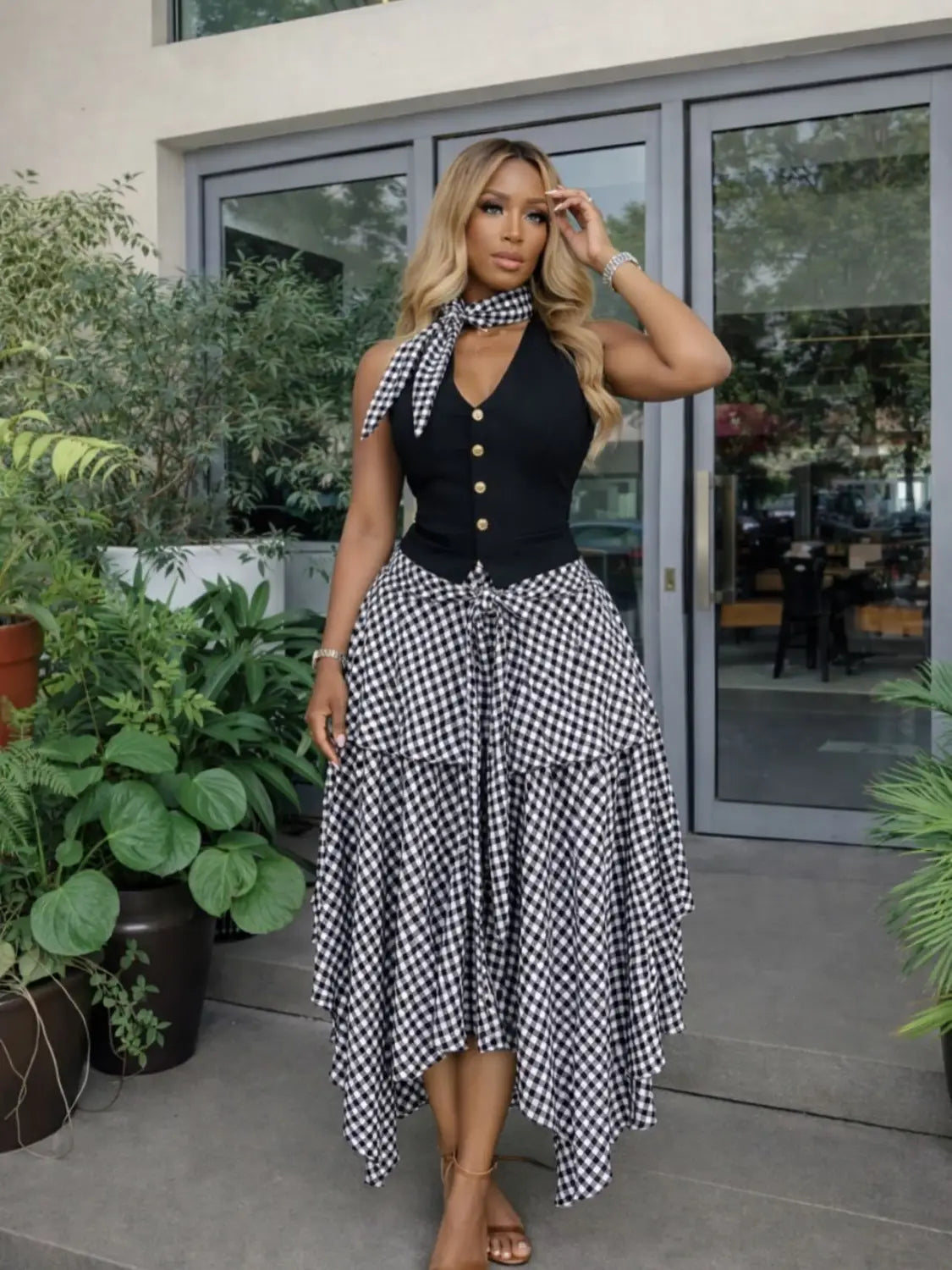 Schwarz-weißer Gingham-Karo-A-Linien-Midirock mit mehrlagigen Volants und High-Low-Saum aus leichtem Stoff