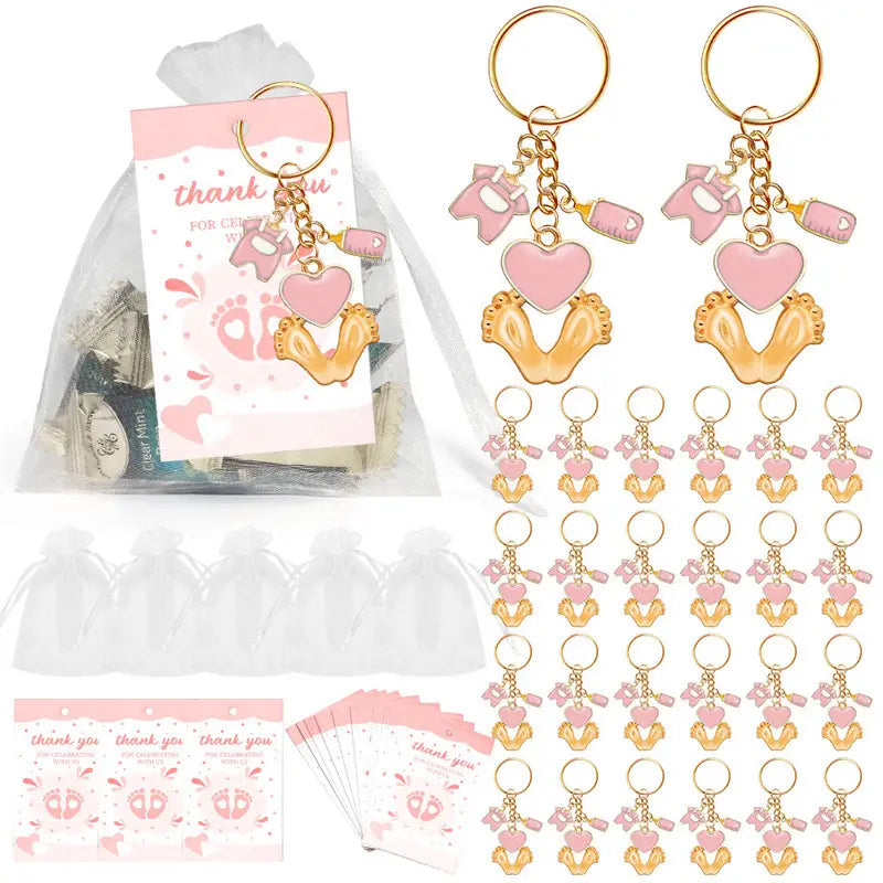 Faveurs de porte-clés de baby shower rose et or à empreintes de bébé, présentant des empreintes en forme de cœur et de minuscules charms de vêtements, conçus comme souvenirs à thème bébé