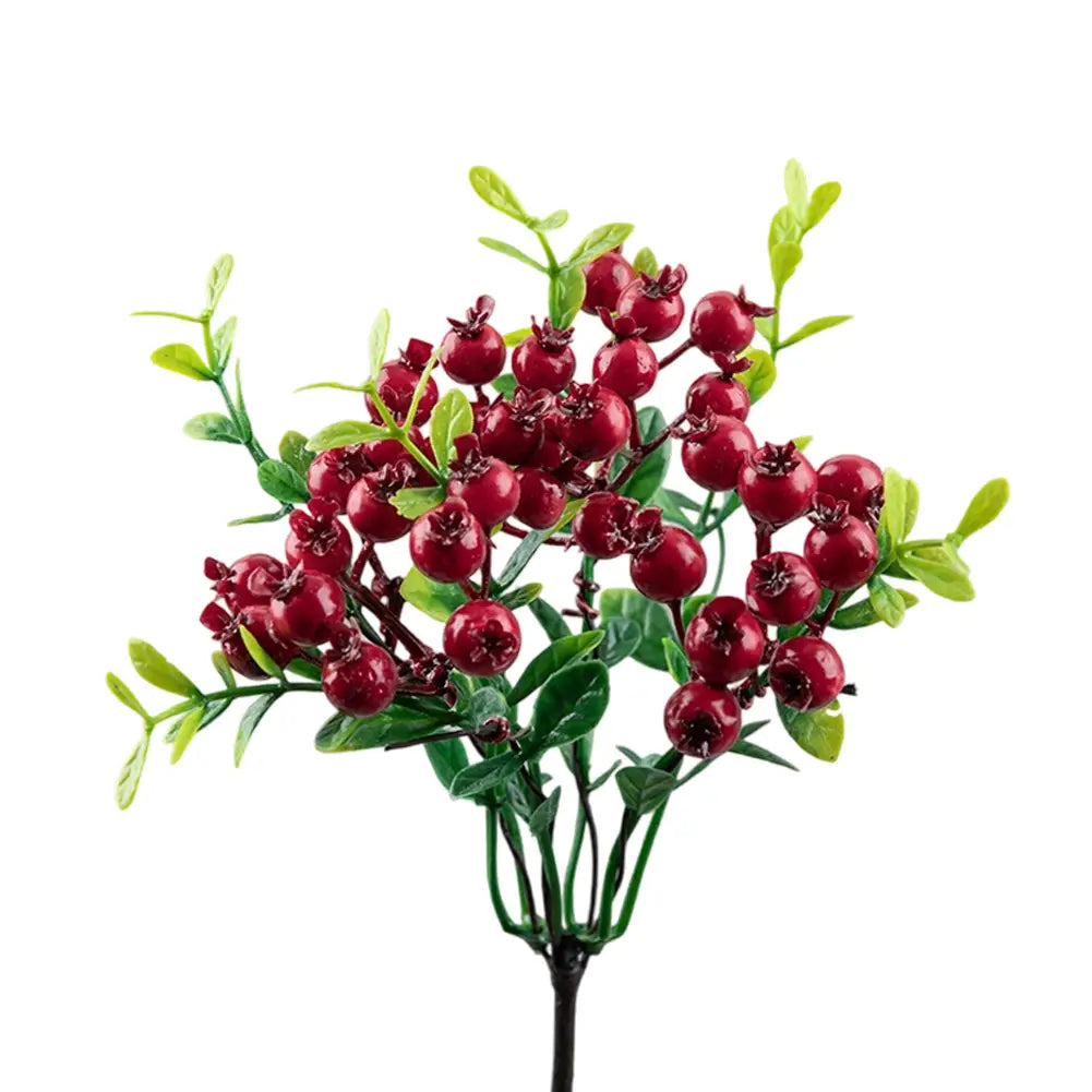 Un bouquet de fleurs de baie artificielles simulées rouges avec une finition brillante et des feuilles vertes sur une tige en mousse foncée, pour la décoration de la maison et des mariages.