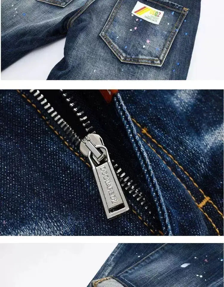 Männer-Farbspritzer-Jeans in gerader Passform aus Denim in dunklem Blau mit abgenutzter, gesprenkelter Oberfläche und kontrastierender gelber Naht.