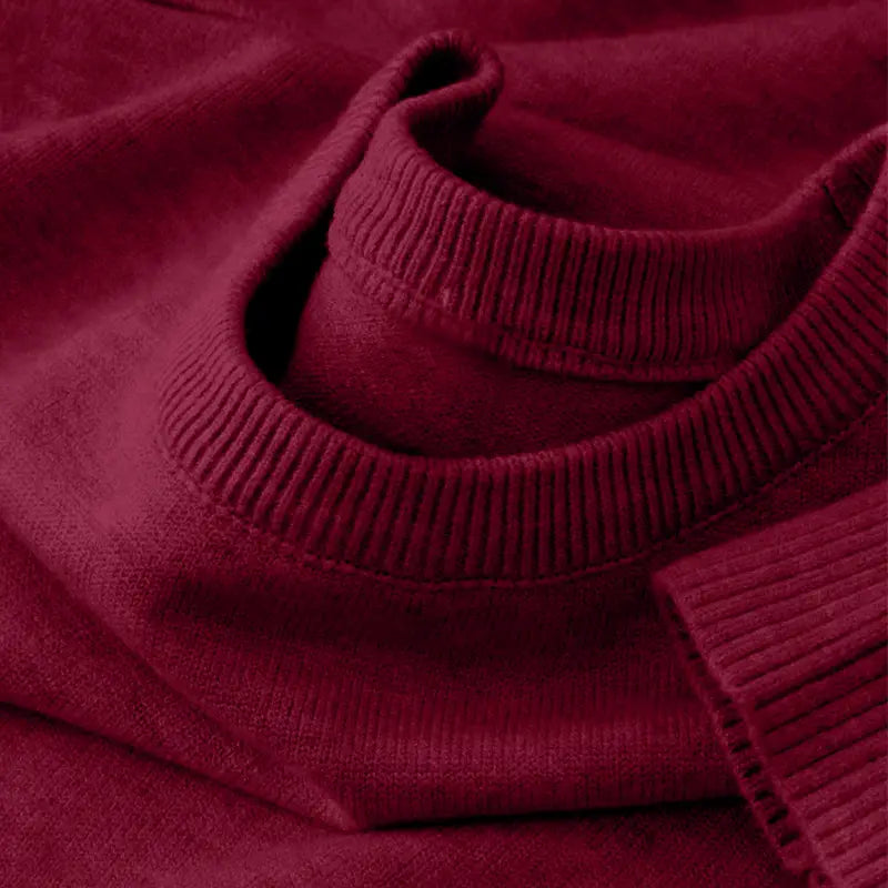 Klassischer Herren-Strickpullover mit Rundhalsausschnitt aus sattem Burgunder-Rippstrick mit weich strukturierter Materialoberfläche und sauber verarbeiteten Bündchen.