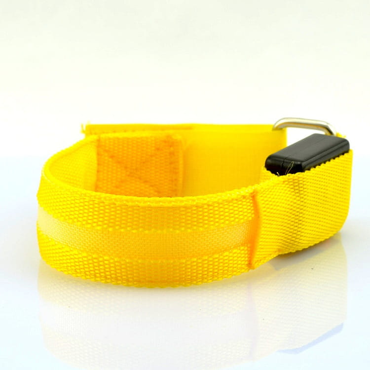 Collar para perro de tela tejida amarilla brillante con módulo de luz LED recargable por USB negro y hebilla metálica plateada, diseñado para la seguridad al correr.
