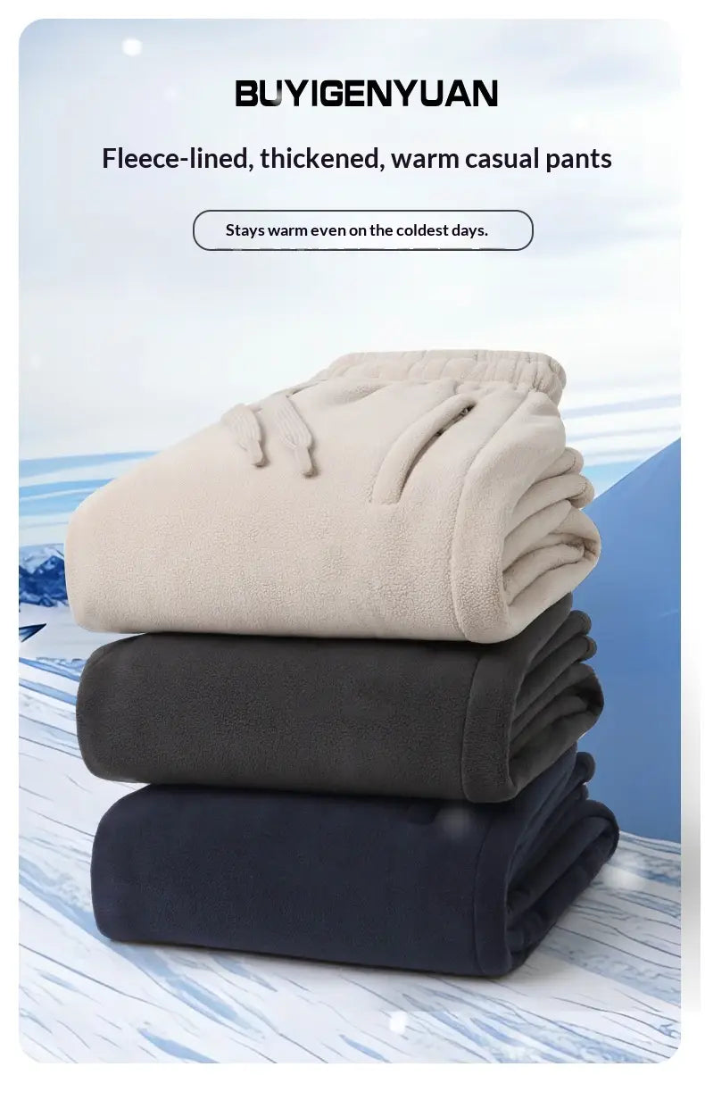 Trois paires de pantalons de survêtement d’hiver décontractés pour hommes doublés en polaire, en beige, noir et bleu marine, faites en une matière épaissie doublée de polaire, sont disposées soigneusement.