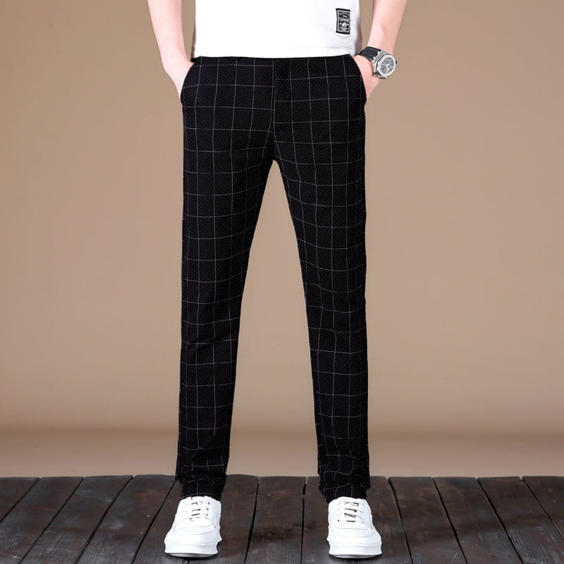 Pantalon de costume d’affaires pour homme en soie glacée noir, avec un motif de quadrillage blanc discret sur tissu lisse, pour un usage décontracté et formel.