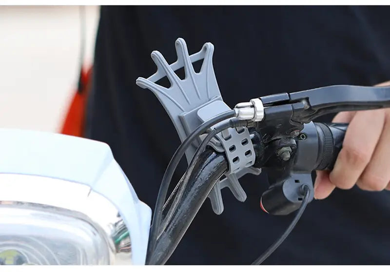 Soporte para manillar de plástico gris con diseño tipo garra para asegurar teléfonos inteligentes en un soporte universal para teléfono de bicicleta de silicona