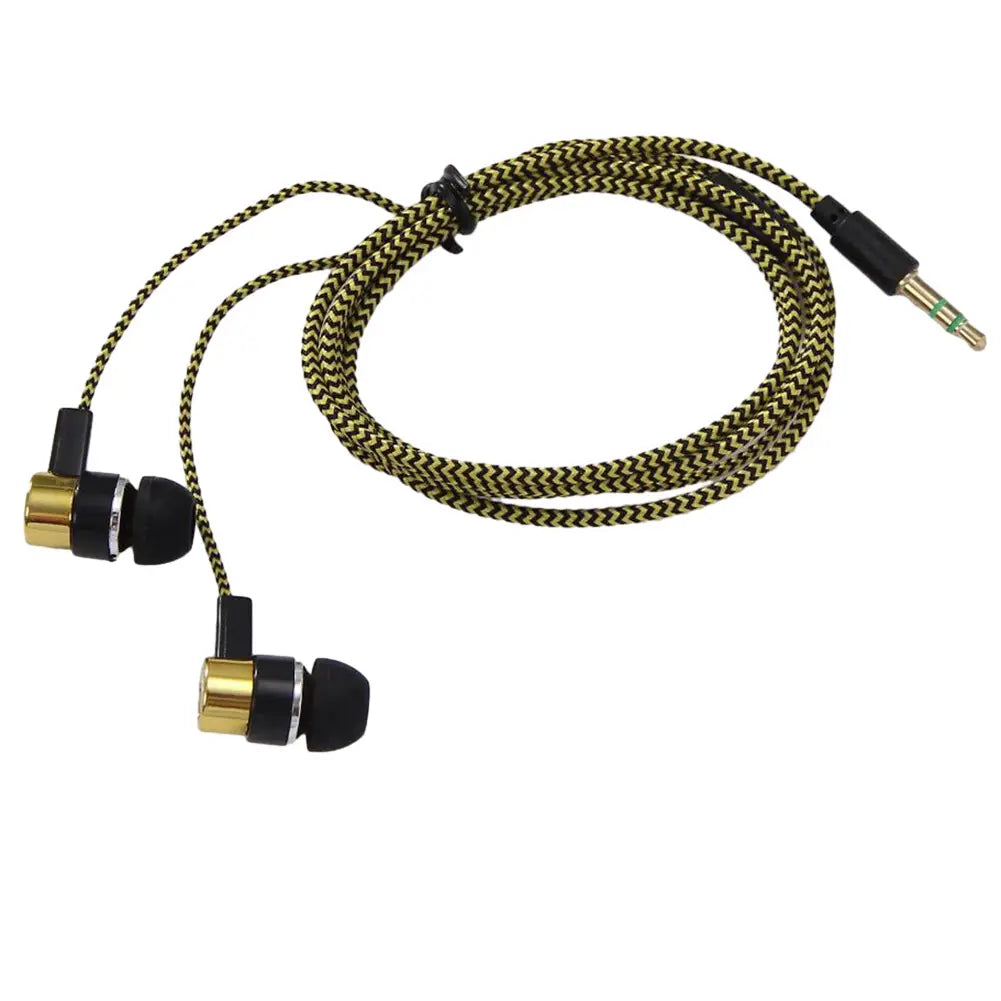 Ein Paar goldene und schwarze Bass-Stereo-Ohrhörer mit geflochtenem Kabel und 3,5-mm-Klinkenstecker.