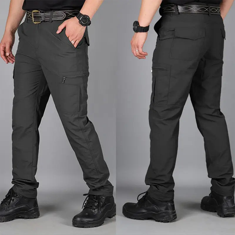 pantalons cargo tactiques légers pour homme en noir, avec un tissu durable et plusieurs poches, conçus pour l’utilité et le confort.