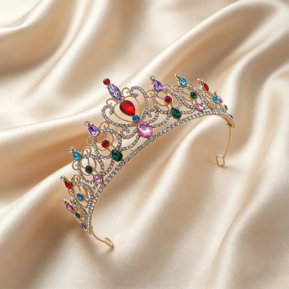 Un diadème baroque en strass doré, orné de pierres précieuses colorées et de strass étincelants, dans un design ornemental adapté comme accessoire de coiffure de mariée.