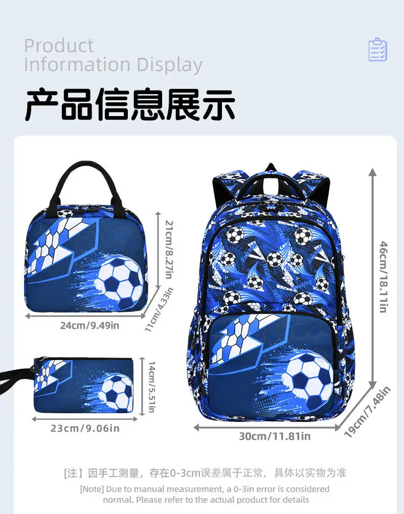 Blaues Jungen-Fußball-Schulrucksack-Set mit fußballbezogenem Design mit schwarzen Trageriemen und passender Lunchbox, beide mit weißen und blauen Fußballgrafiken auf einem dynamischen Muster verziert.