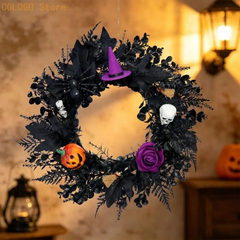Halloween-Kranz mit schwarzem Grund, verziert mit einem violetten Hexenhut, weißen Totenköpfen, einem orangefarbenen Kürbisgesicht und einer kräftig violetten Rose.