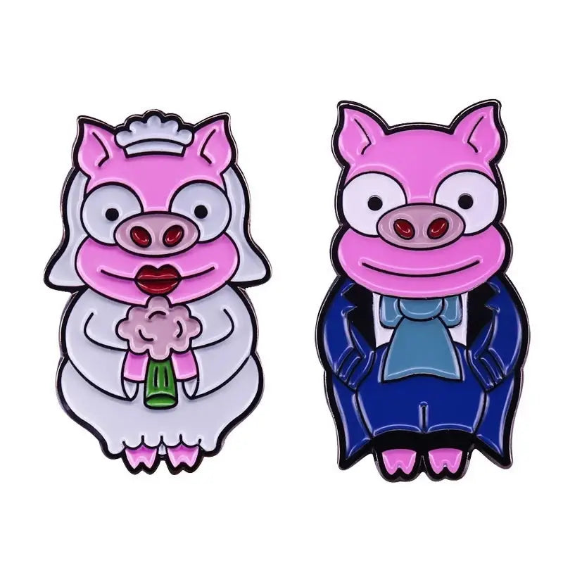 白いヴェールとブーケを持つ花嫁の豚と、青いタキシード姿の新郎を描いた、ピンクのカートゥーン豚のエナメルピンの2点セット（ユーモラスな「豚の新郎・花嫁」エナメルピンセット）