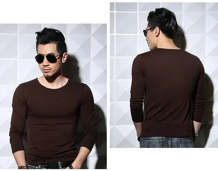 Un t-shirt homme brun foncé à manches longues et coupe slim en coton, avec un design de col rond simple.
