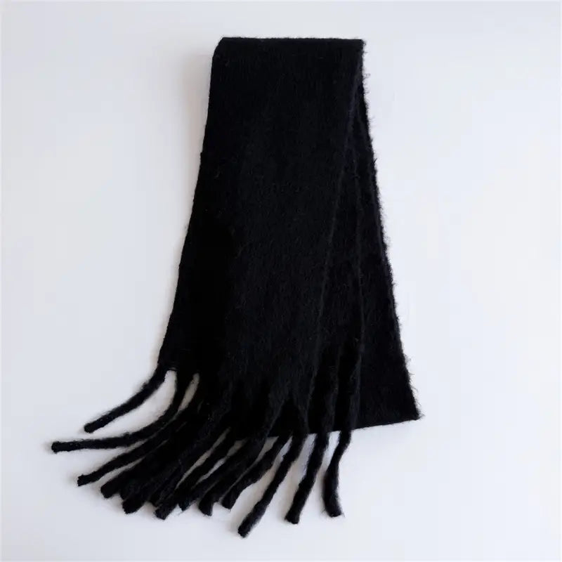 Schwarzer Strick-Schal mit Cashmere-ähnlichem Gefühl für den Winter mit gefransten Enden für Damen, entworfen für Wärme und Stil.