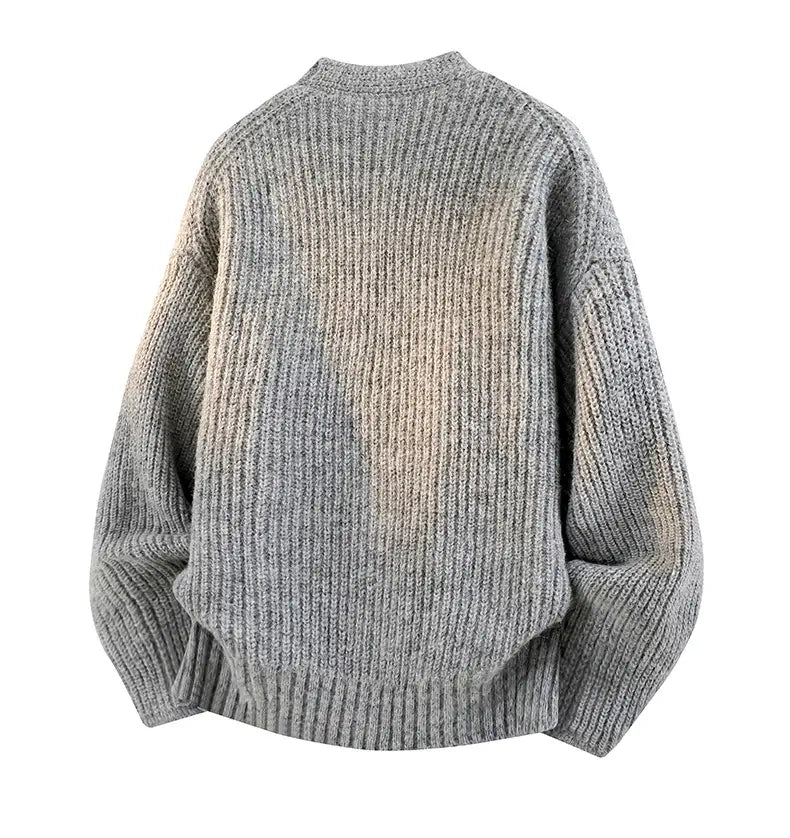Herren-V-Ausschnitt-Strickcardigan mit gemütlichem geripptem grauem Stoff und einem dezenten Ombre-Gradienten, der in der Mitte zu Beige ausläuft.