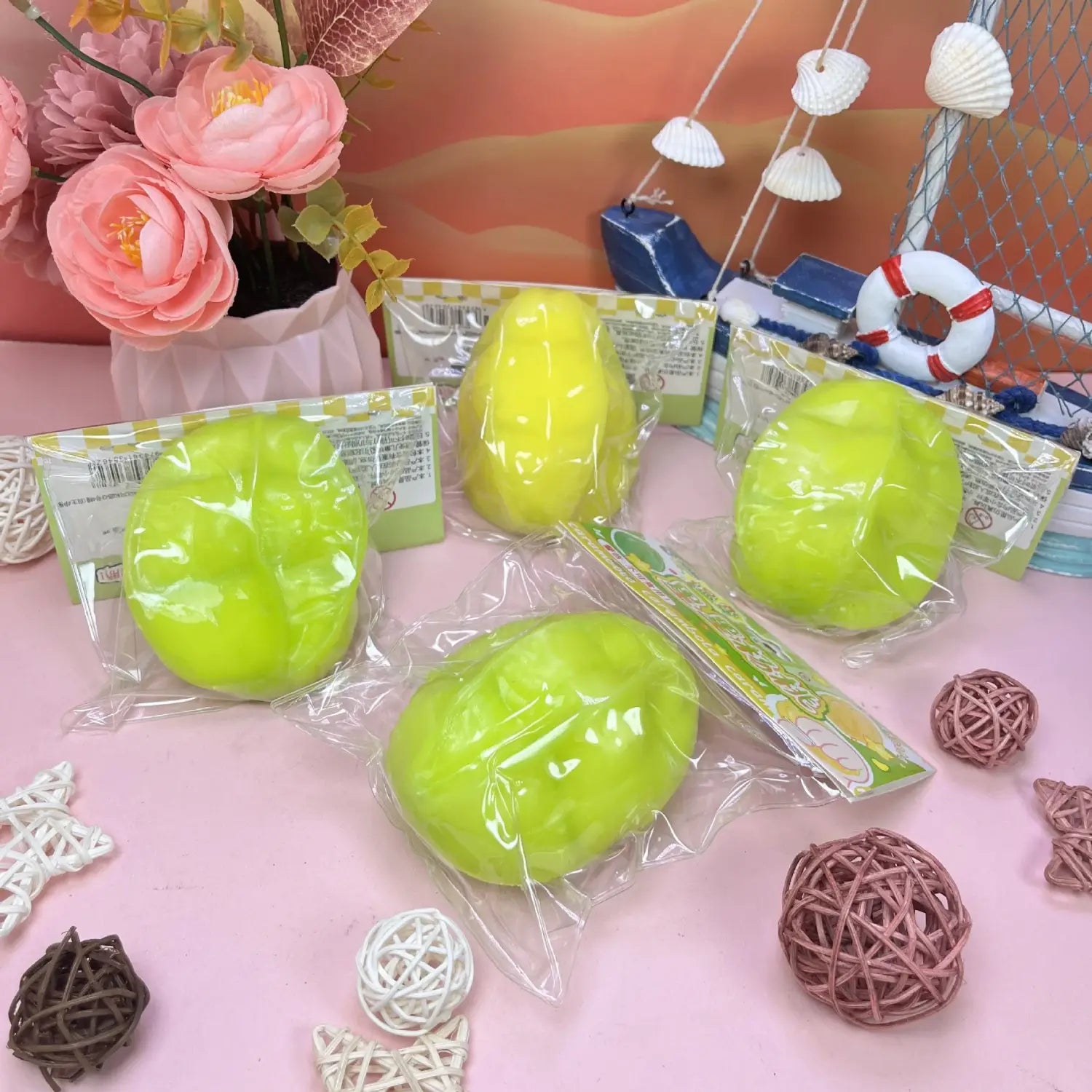 Pelotas antiestrés blandas de fruta estrella que cambia de temperatura, color verde lima brillante, hechas de material blando y esponjoso, envasadas en plástico transparente.