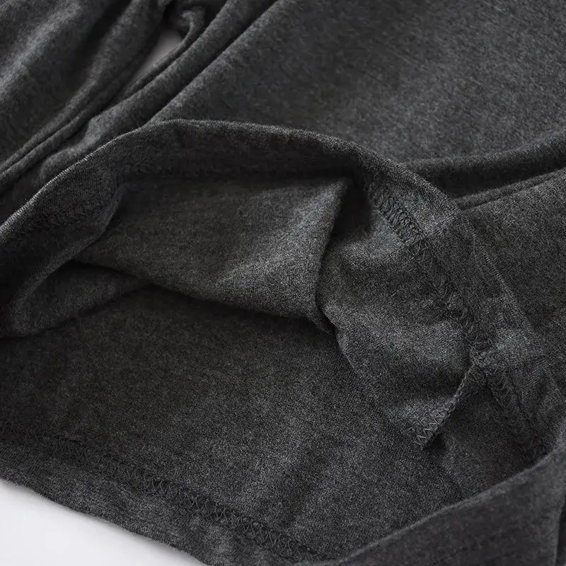 Dunkelgraues meliertes Baumwoll-T-Shirt mit weichem, leicht strukturiertem Stoff und sauber vernähten Säumen, geeignet zum Kombinieren mit Herren-Modal-Cotton-Loungewear-Shorts.