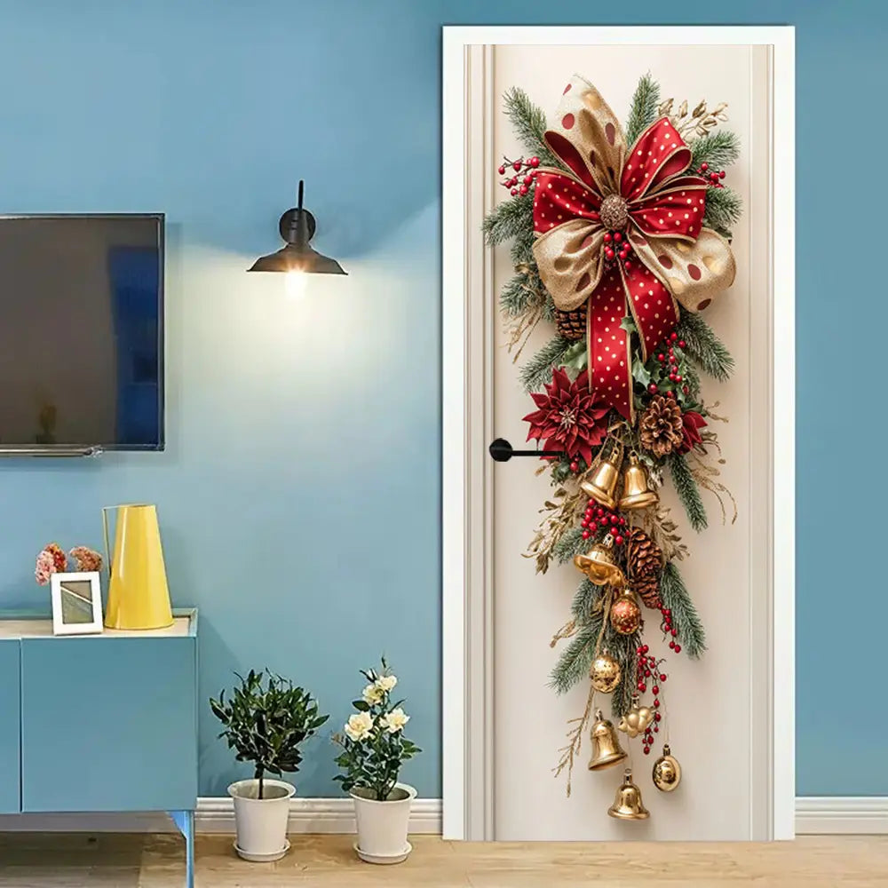 Un adhesivo festivo para la puerta de Navidad rojo y dorado adornado con ramas de pino, bayas, campanillas y un gran lazo rojo con lunares.