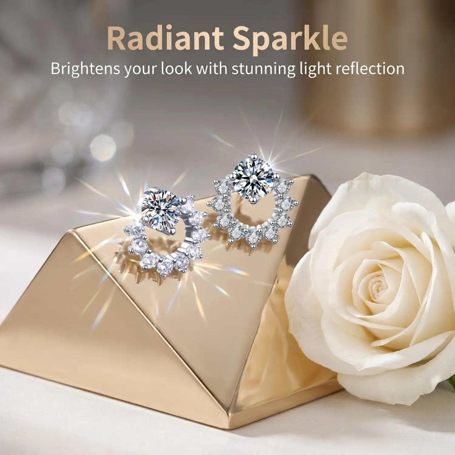 Boucles d’oreilles clous en argent sterling serties de zircons, présentant un design argenté remarquable, avec plusieurs pierres de zircon cubique transparentes serties dans un motif complexe inspiré d’une couronne.