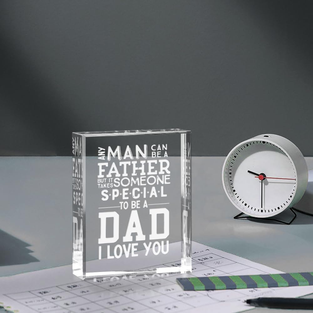 Bloc en acrylique transparent gravé avec le texte : « n’importe quel homme peut être un père, mais il faut quelqu’un de spécial pour être un papa ». Je t’aime, conçu comme un bloc en acrylique pour papa. Cadeau d’anniversaire de la fille et du fils.