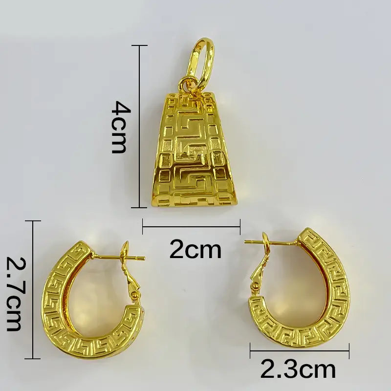 Goldfarbenes Schmuckset mit griechischem Mäander, mit einem rechteckigen Anhänger in Goldfarbe und passenden Creolen, verziert mit einem kunstvollen griechischen Mäander-Design.