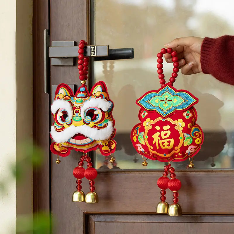 Chinesisches Neujahrsfest-Pferde-Anhänger-Ornament mit einem roten bestickten Chinesischen-Löwen- und „福“-Zeichen-Türbehang, mit Perlengriffen und goldenen Glöckchen für festliche Quastenverzierung.