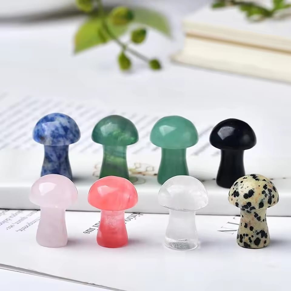 Un conjunto de siete figuras de hongos de cristal natural para la decoración de mini jardines, con colgantes en miniatura en mármol azul, aventurina verde, obsidiana negra, cuarzo rosa, coral, cuarzo transparente y jaspe dalmata a puntos.