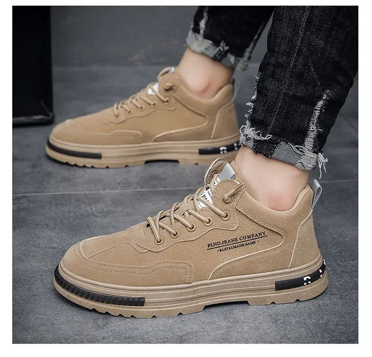 Zapatillas casual para hombre, calzado de plataforma transpirable, en gamuza camel con suelas de goma negras y logotipo de la empresa Pino Jeans en el lateral.