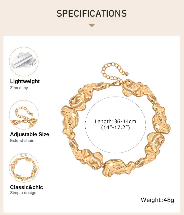 Bracelet à chaîne massive ton or avec un design sculptural texturé et une fermeture réglable avec rallonge, complétant la collection de bijoux minimalistes de ras-du-cou en lave dorée.