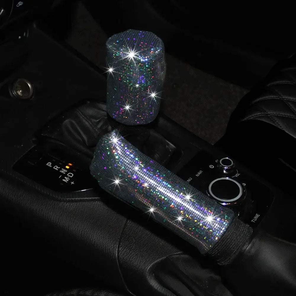 Glitzerndes, schillerndes Glitzer-Schalthebel- und Handbremsenabdeckungs-Set, ausgelegt zur Ergänzung einer Bling-Strass-Lenkradabdeckung für einen luxuriösen Auto-Innenraum.
