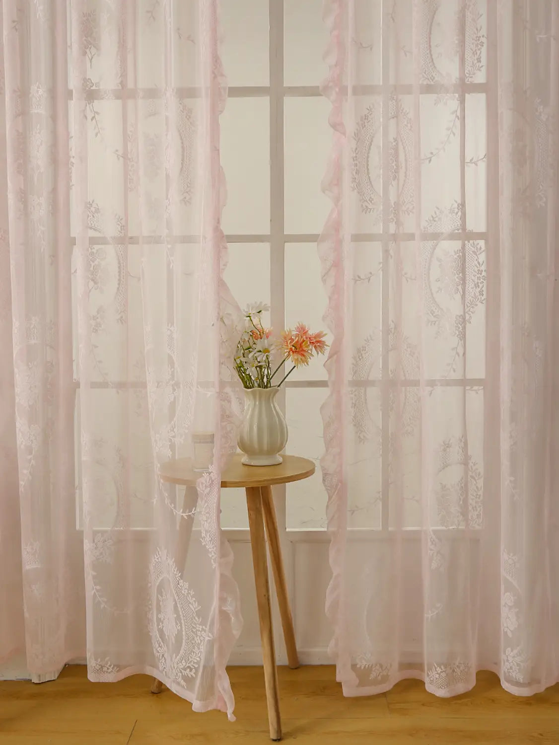 Cortinas de encaje rosa delicadas con bordadura floral y bordes fruncidos que cuelgan con elegancia con un bolsillo para barra de soporte circular para facilitar la instalación.