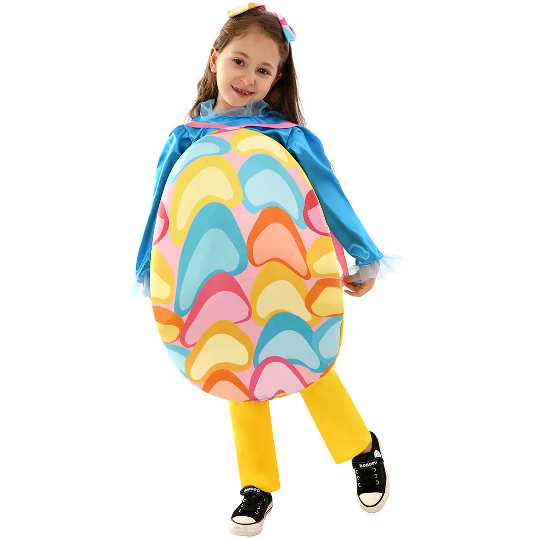 Ein Kind, das ein farbenfrohes, eiförmiges Oster-Ei-Kostüm für Kinder trägt, mit einem lebendigen Muster aus Pastell- und leuchtenden Farbtönen, geeignet für Party-Outfits.