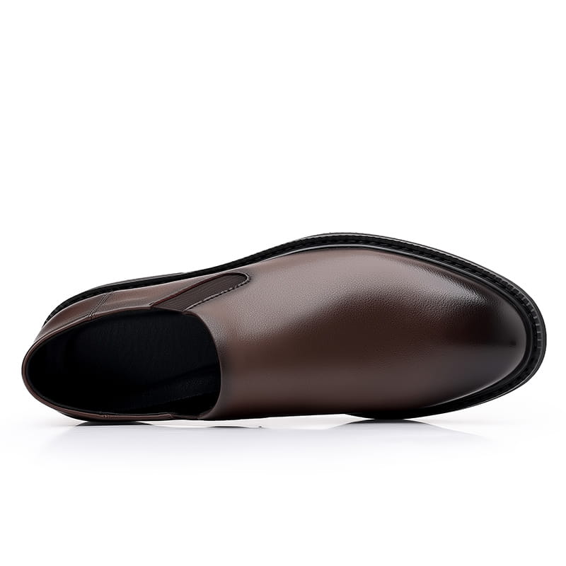 Chaussure habillée à enfiler pour hommes en cuir marron, avec finition polie et élégante et semelle en caoutchouc noir.