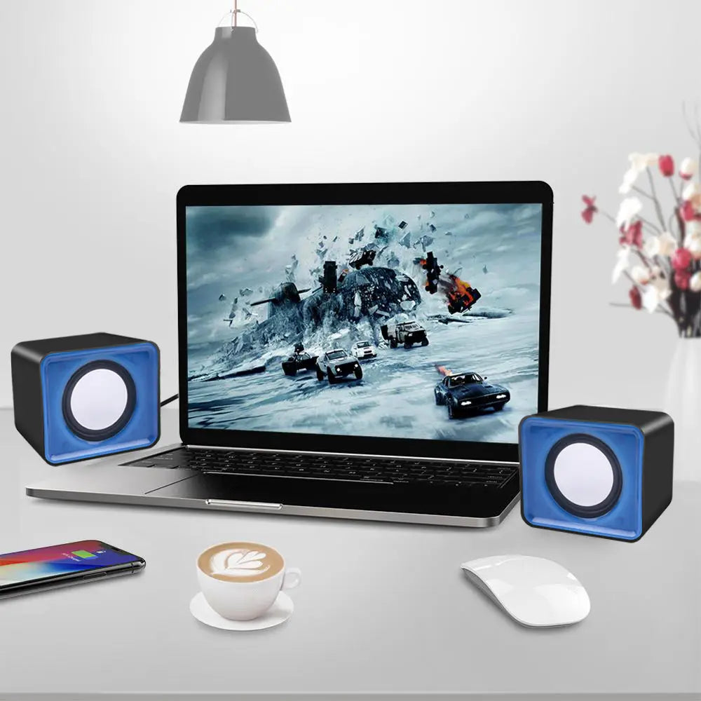 Ein Paar kompakter USB-Mini-Computermuslautsprecher mit schwarzer Außenseite und kräftigen blauen Akzenten, die die runden weißen Treiber umgeben, für die Verwendung in einem Stereo-Desktop-Audiosystem.