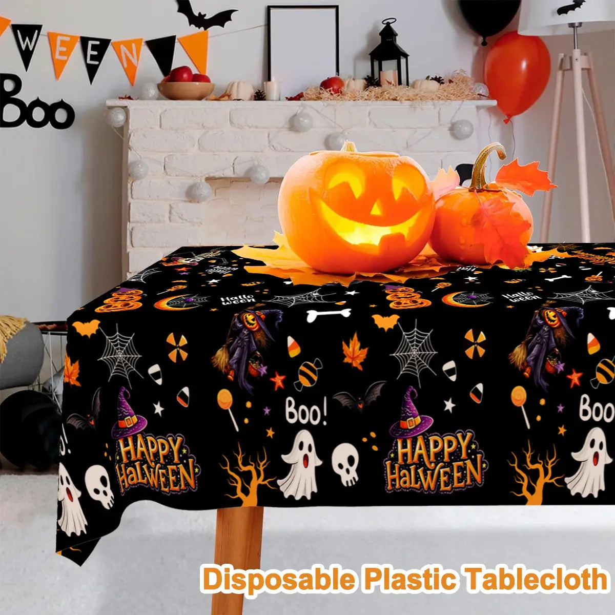 Nappe de table pour Halloween 130x220 cm en plastique jetable noire, avec des lettres « Happy Halloween » orange, un motif de fantômes, de sorcières, de chapeaux, de citrouilles et de chauves-souris, vue à plat.