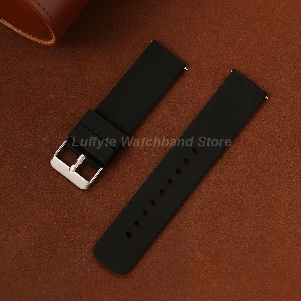 Ein schwarzes Silikon-Uhrenarmband mit silberfarbener Schnalle für Damen und Herren im modischen, lässigen Einsatz.