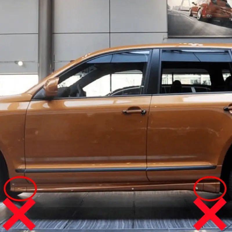 SUV Porsche Cayenne de couleur bronze avec des jantes en alliage noires, doté de la garniture d’aile de 2007 à 2010.