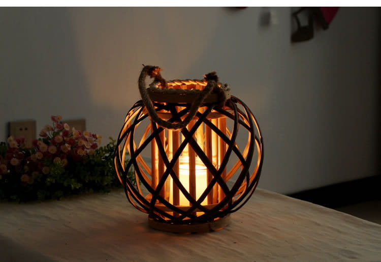 Porte-bougie à la lueur chaleureuse, fabriqué en rotin naturel tissé, avec une poignée en corde solide, pour la décoration intérieure du domicile, recevant des avis positifs.