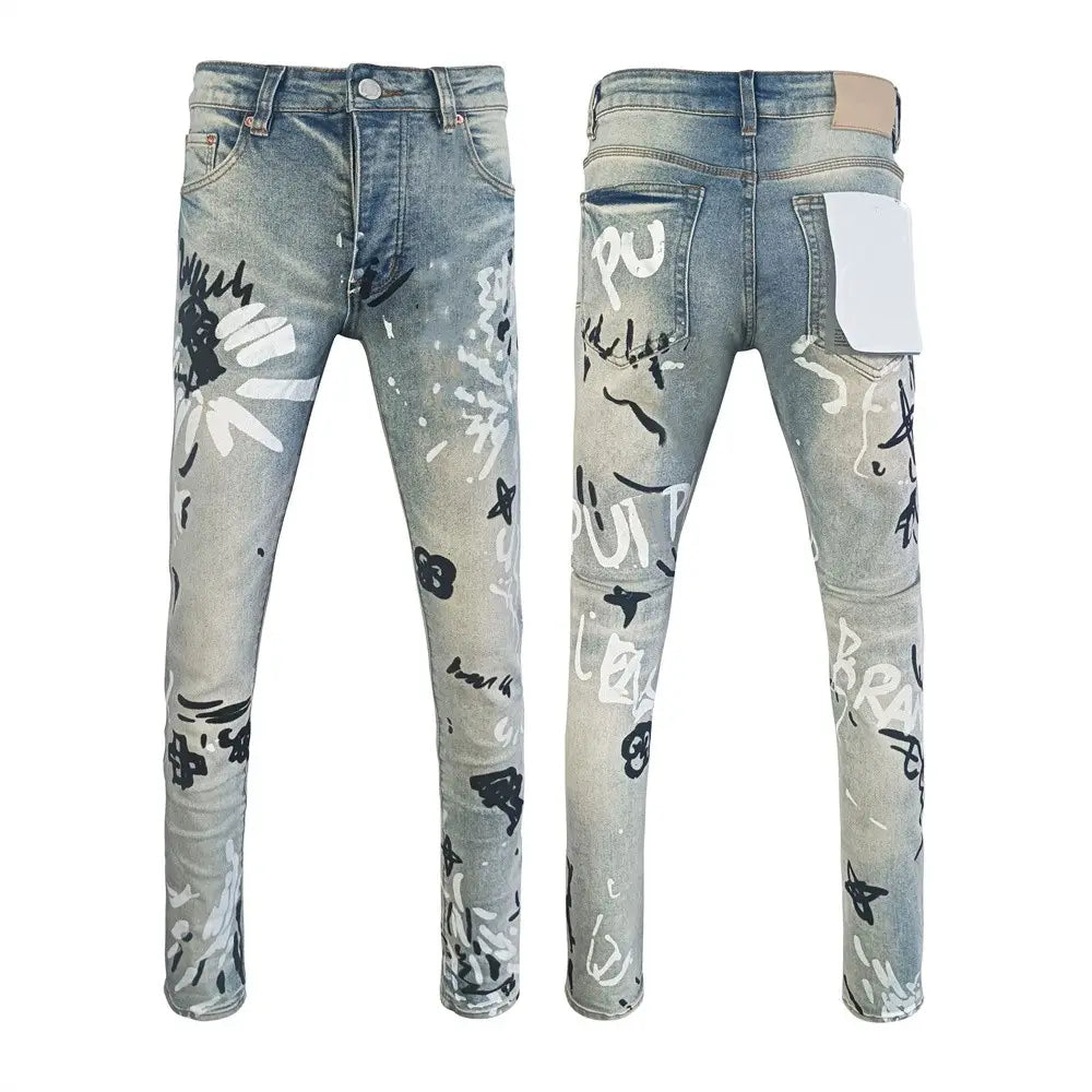 Jeans skinny déchirés pour hommes en denim à lavage clair, présentant un motif de type graffiti noir et blanc sous forme de spray, sur les jambes.